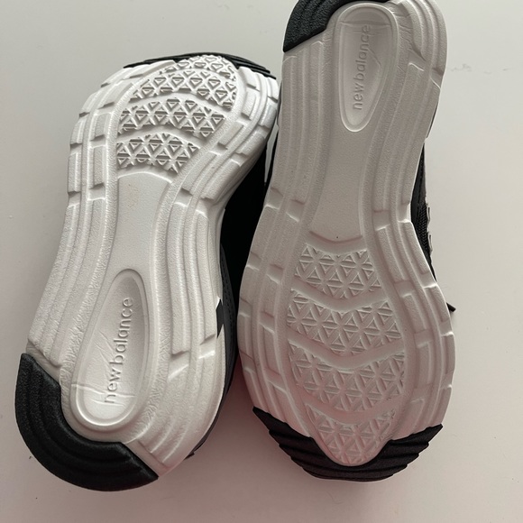 Brand new, never worn New Balance running shoes. Factory orthotic insole. - Picture 6 of 9